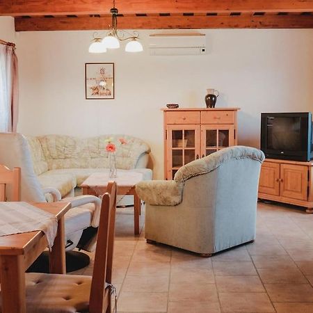 Villa Krasny Srub Na Jihu Brna Zelesice Esterno foto