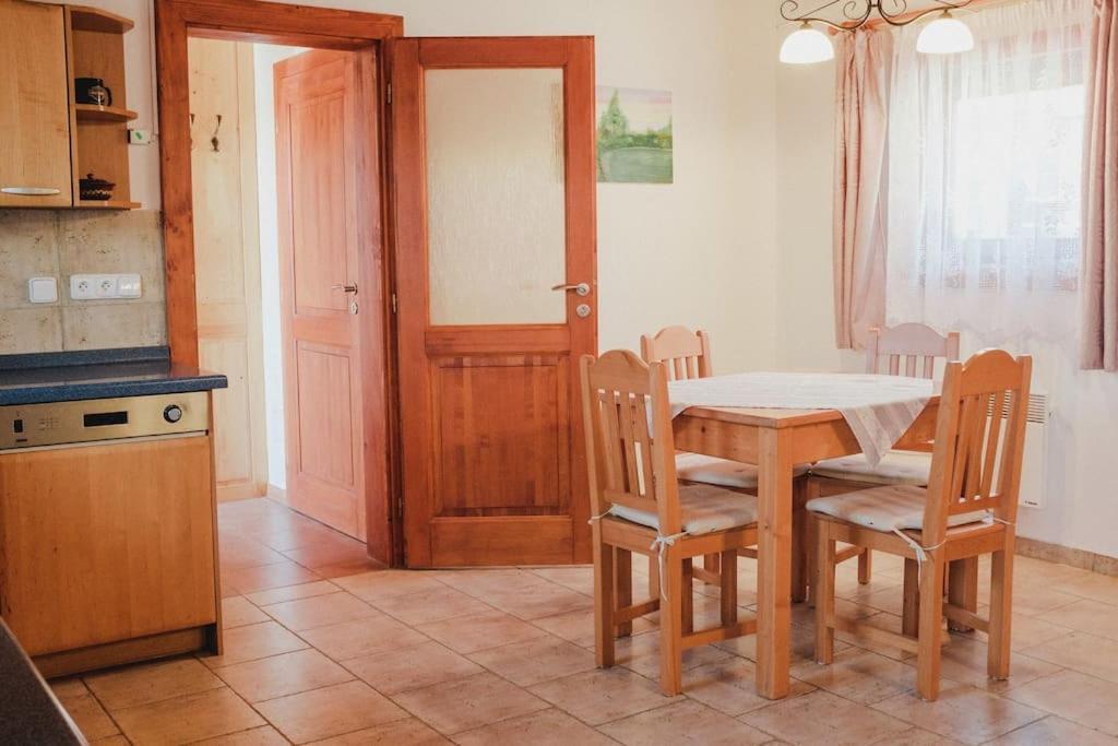 Villa Krasny Srub Na Jihu Brna Zelesice Esterno foto