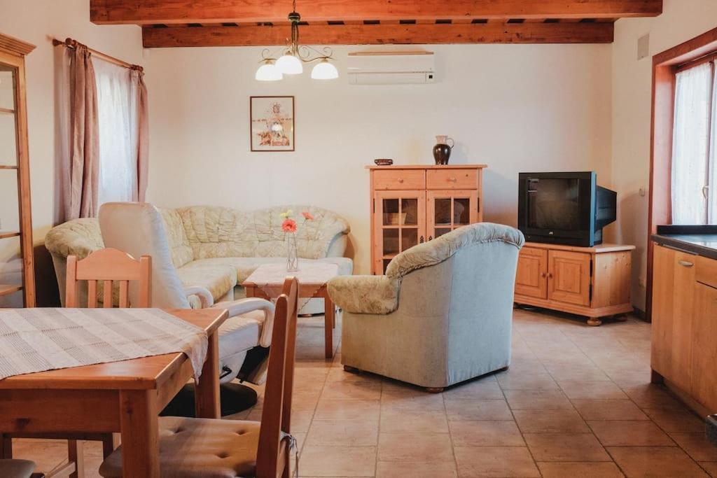 Villa Krasny Srub Na Jihu Brna Zelesice Esterno foto